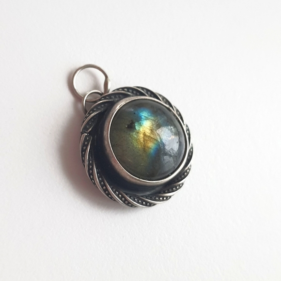 Labradorite Pendant - Picture 1 of 5